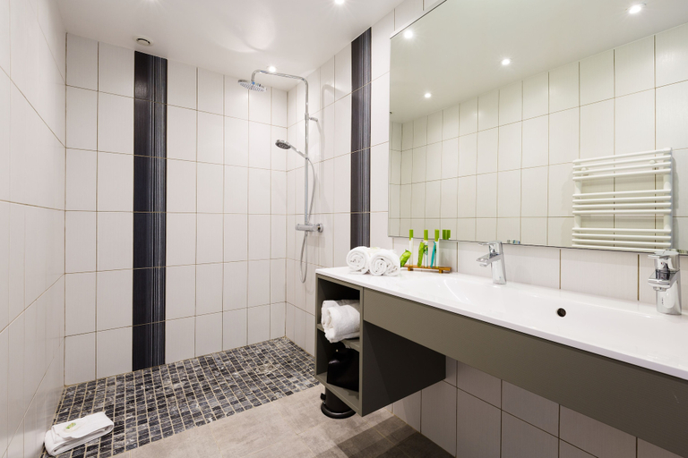 Bathroom 5, Hotel Helios, Alpes-Maritimes