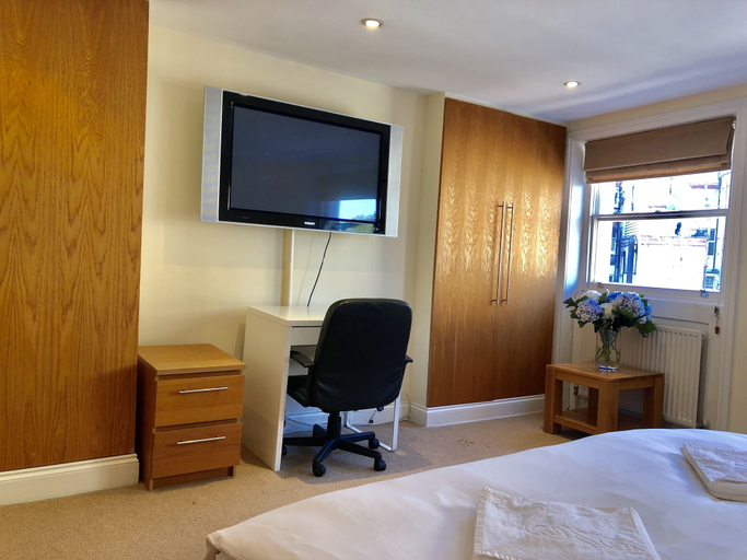 Bedroom 2, Buckingham Palace View Apartment, London