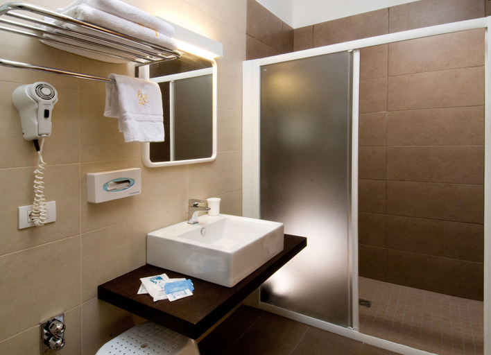 Bathroom 4, Hotel St. Moritz, Rimini