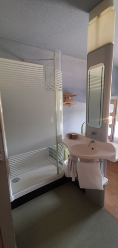 Bathroom 3, ibis budget Montceau Les Mines, Saône-et-Loire