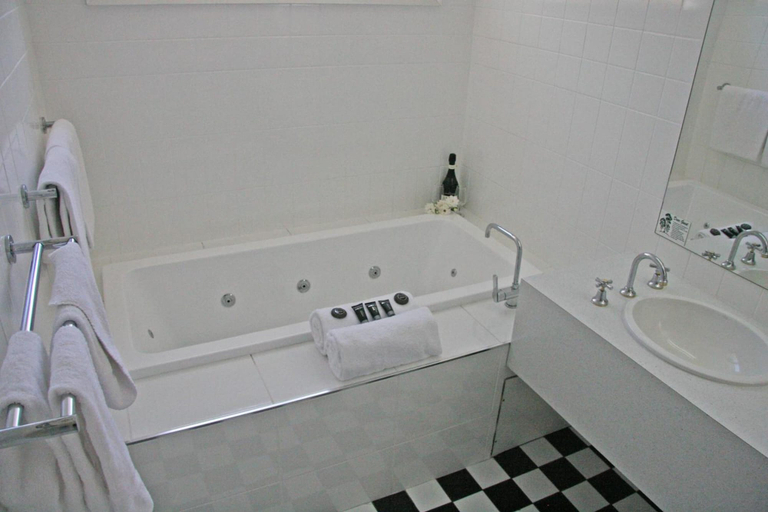 Bathroom 5, Hermitage Motor Inn, Wangaratta - Central