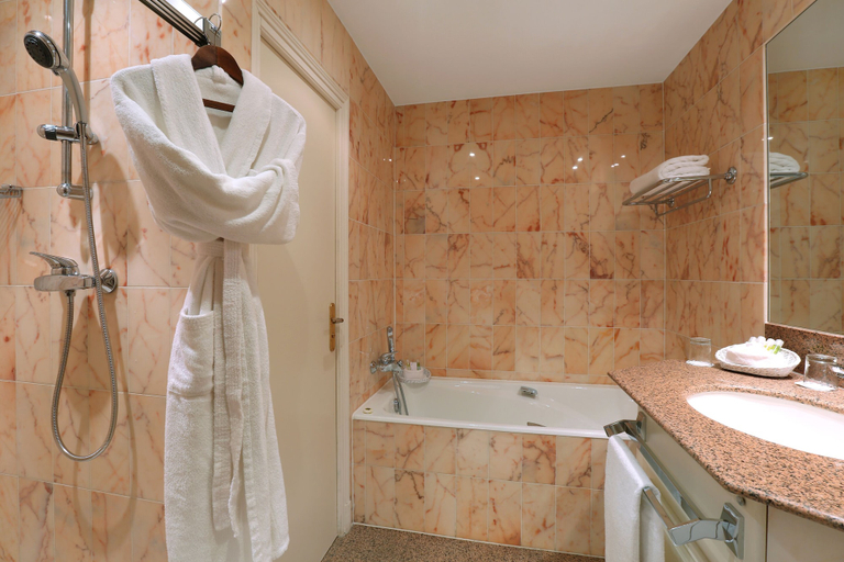 Bathroom 3, Hôtel Château de l'Ile, Bas-Rhin