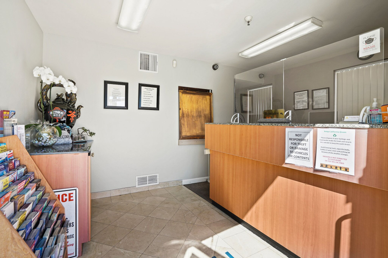 Public Area, Mission Peak Lodge, Alameda