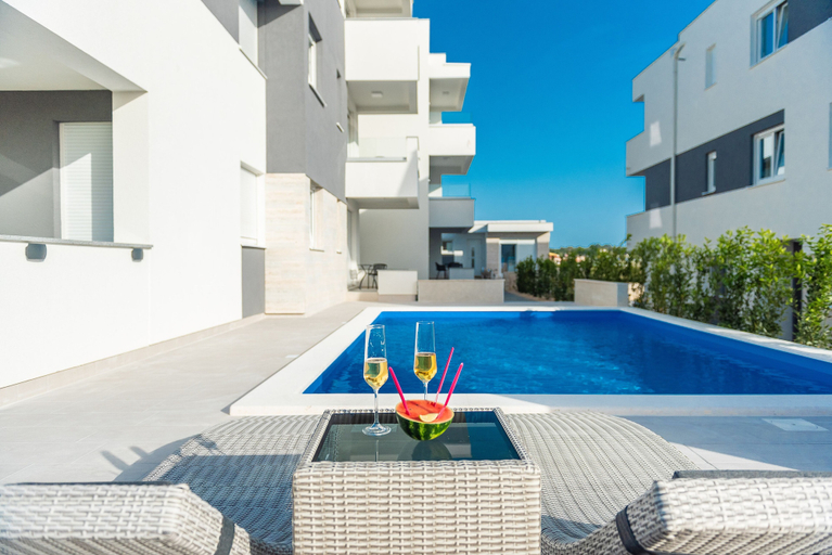 Sport & Beauty 4, Apartments & Rooms Pool Villas Maris B, Novalja