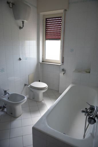 Bathroom 5, AreA DomuS, Napoli