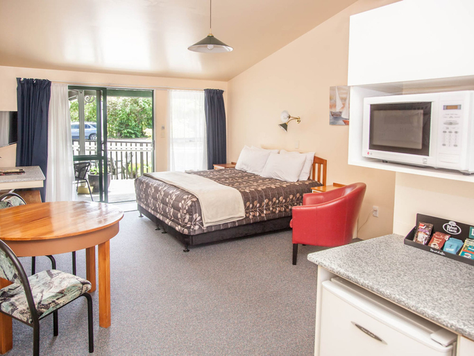Bedroom 2, Goldmine Motel, Hauraki