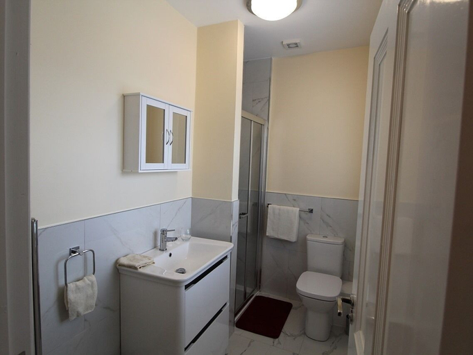 Bathroom 3, Garda House