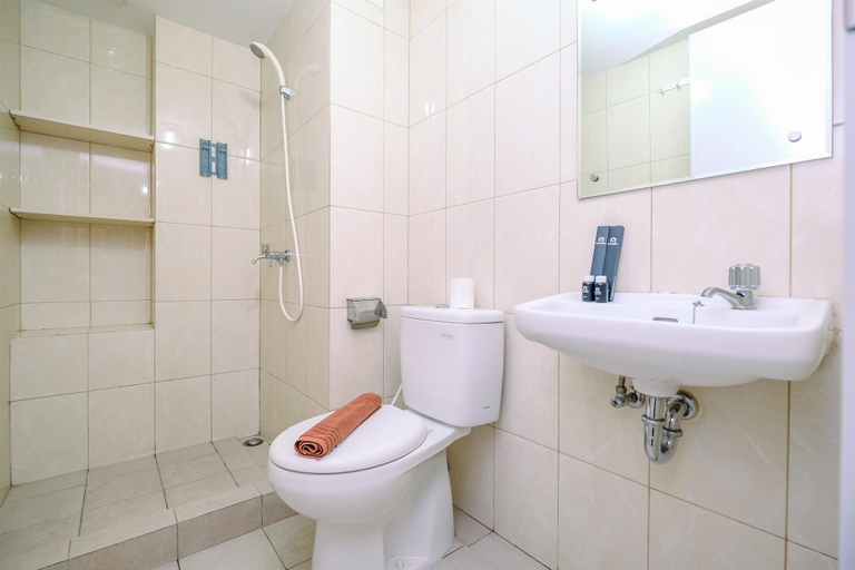 Bathroom 3, Modern Furnished 3Br At Springlake Summarecon Bekasi Apartment, Bekasi