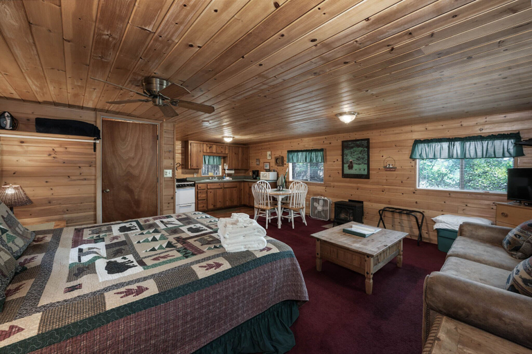 Food & Drinks, Cozy Bear Cabins, Lincoln