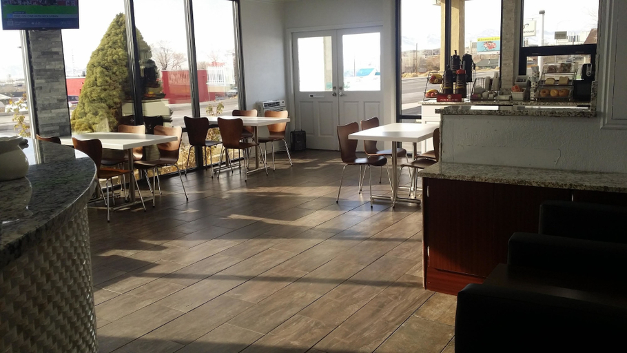 Food & Drinks 5, Super 8 By Wyndham Wendover, Tooele