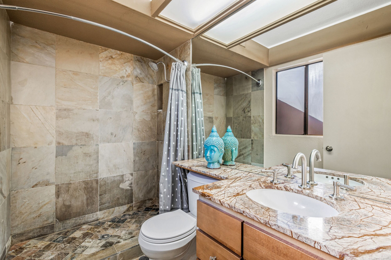 Bathroom 4, Serenity Now, Riverside
