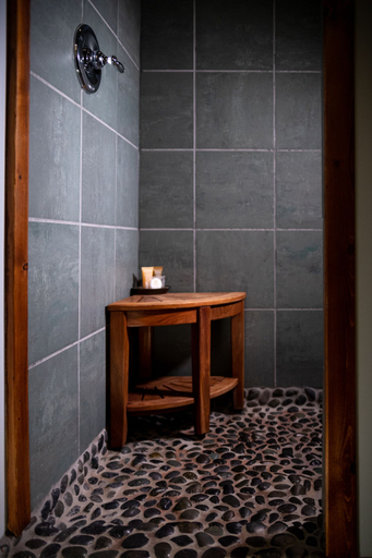 Bathroom 4, Makanda Inn, Jackson
