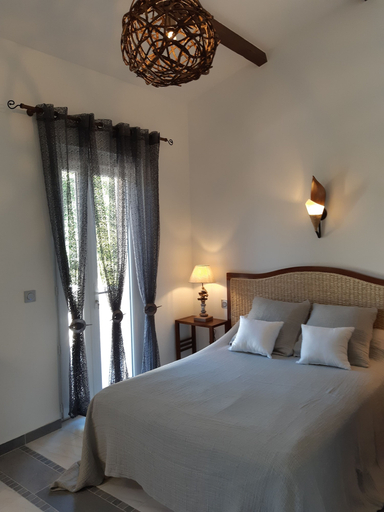 Bedroom 4, Chambres d'hotes - Villa la Licorne, Bouches-du-Rhône
