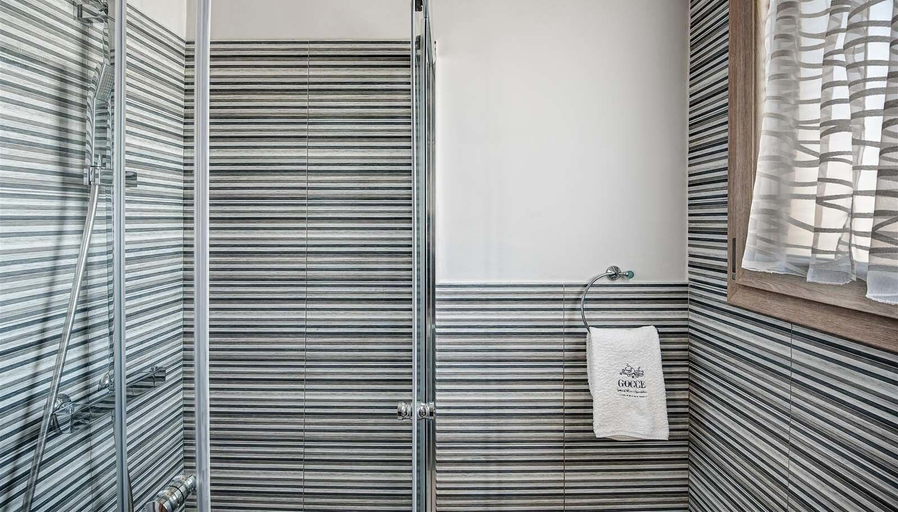 Bathroom shower, Giggino's Flat, Napoli