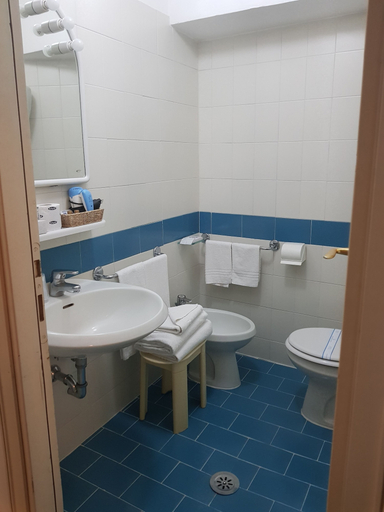 Bathroom 4, Hotel Duomo, Siena