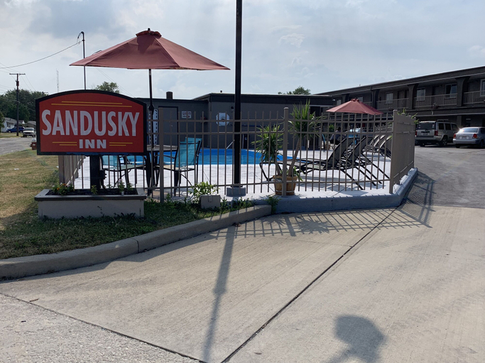 Exterior & Views 2, Sandusky Inn, Erie