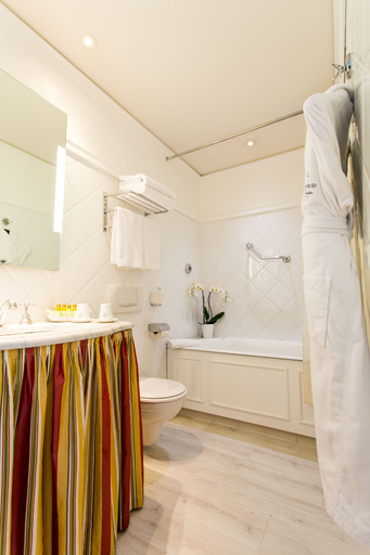 Bathroom 4, Hotel Splendid Cannes, Alpes-Maritimes