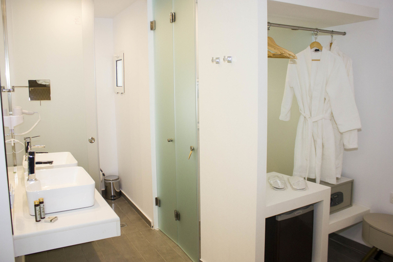 Bathroom 4, Carolina Hotel, Attica