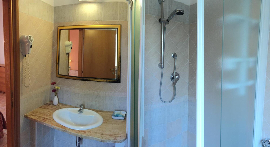 Bathroom 3, Hotel Magda, Pesaro E Urbino