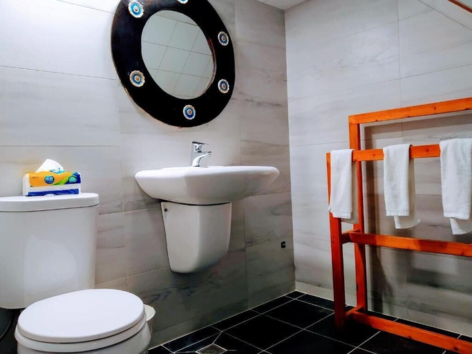 Bathroom 4, Light Mountain Man, Pingtung