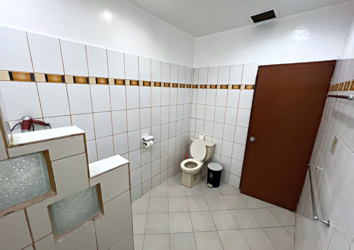 Bathroom 4, Garden of Eden Dive Resort, Puerto Galera
