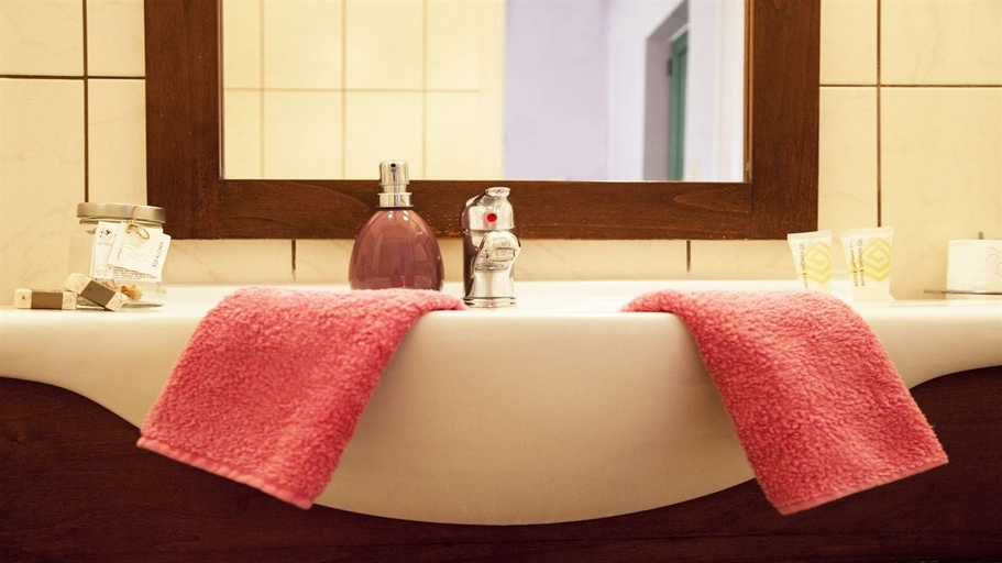 Bathroom 5, Villa Kirki Apartments, Ionian Islands