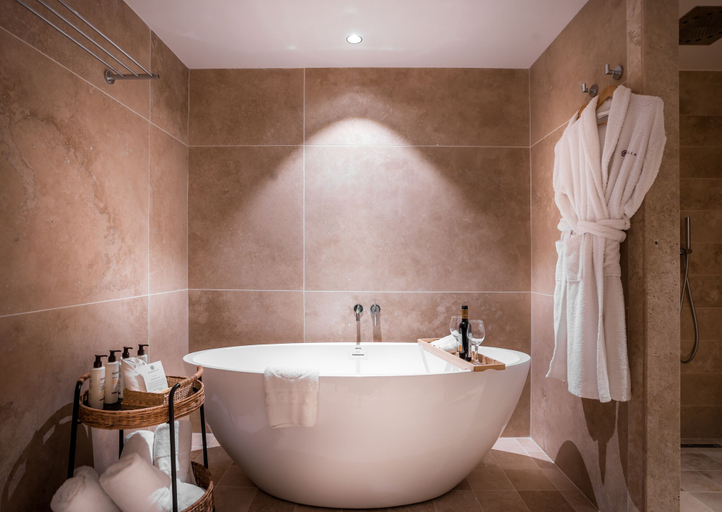 Bathroom 5, Magdala Hotel