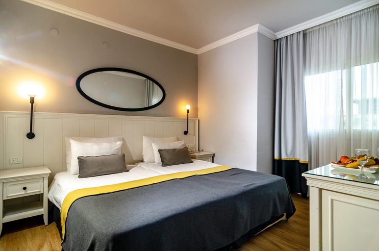 Bedroom 2, Royal Plaza Hotel
