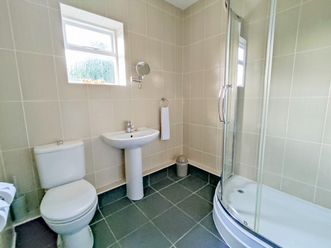 Bathroom 4, Woodcote Hotel, Cheshire West and Chester