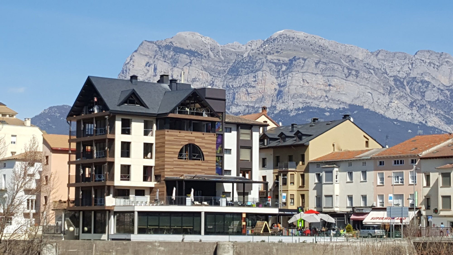 Exterior & Views
