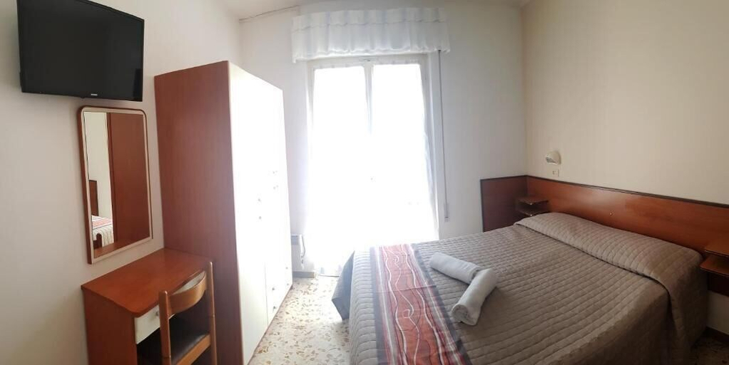 Bedroom 3, Hotel Arno, Rimini