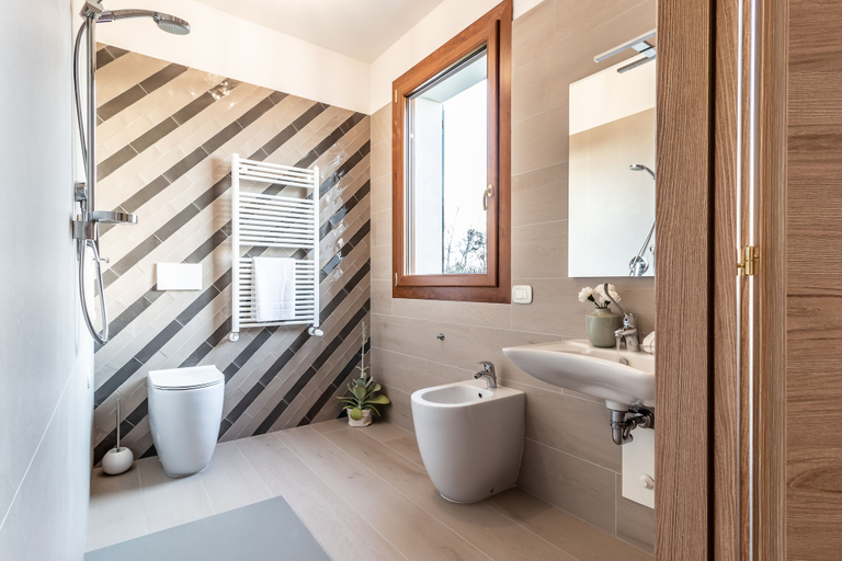 Bathroom 3, Monteborre, Ferrara