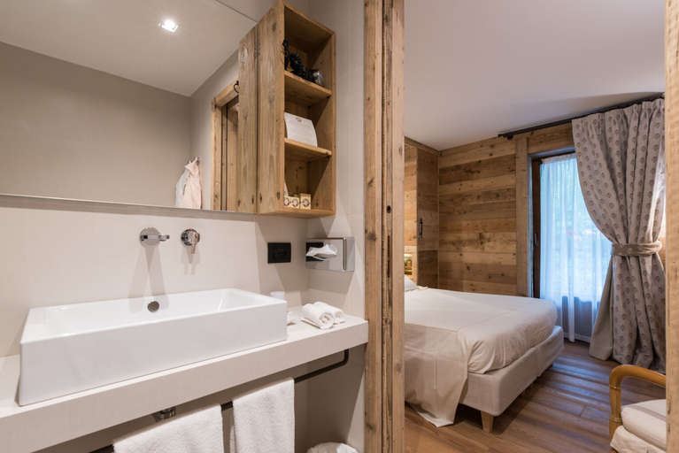 Bathroom 5, Auberge de La Maison, Aosta