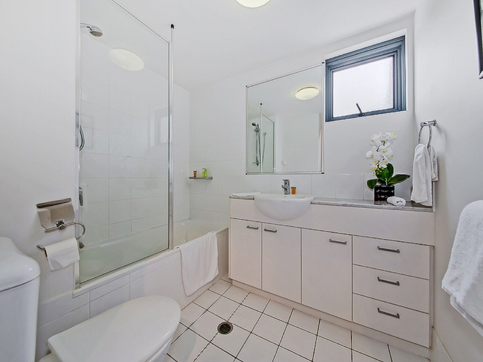 Bathroom 5, Inn on the Park Apartments, Toowong