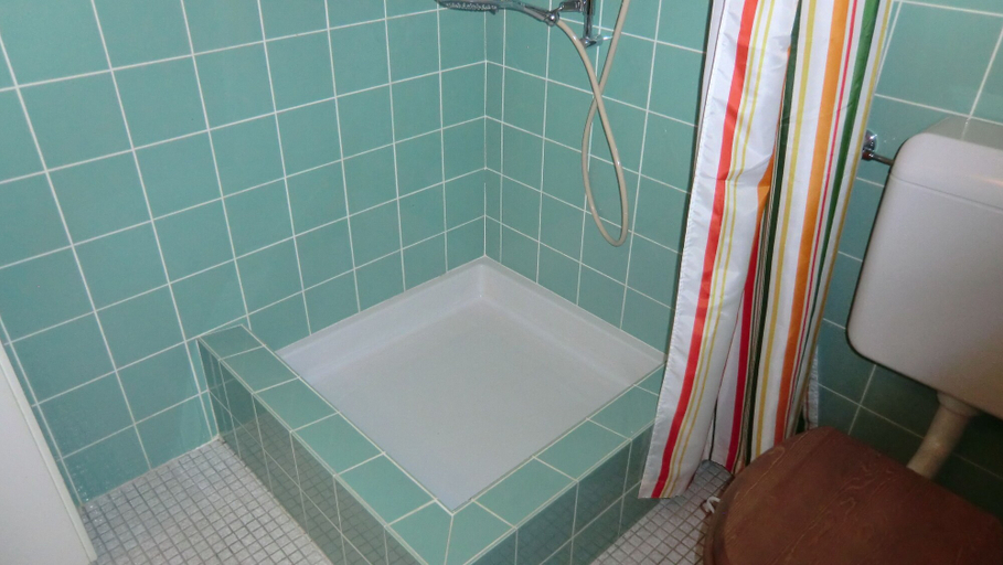 Bathroom 3, Erlebacherhus, Albula