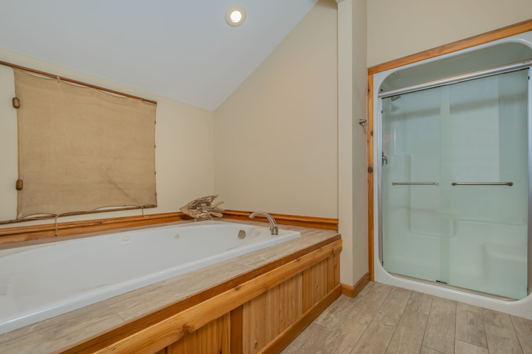 Bathroom 3, Infinite View, Garrett