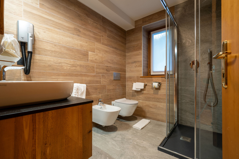 Bathroom 4, Lo Scoiattolo Hotel, Aosta
