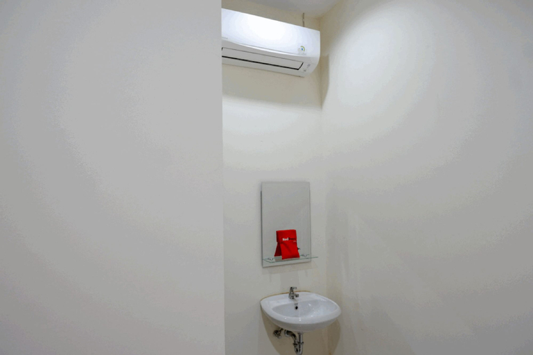 Bedroom 5, RedDoorz near Living Plaza Purwokerto, Banyumas