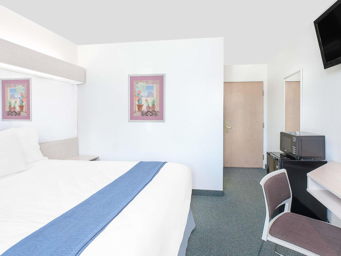 Bedroom 3, Microtel Inn & Suites By Wyndham Broken Bow, McCurtain