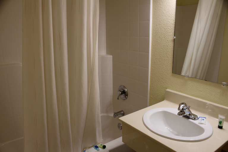Bathroom 3, Rodeway Inn Medford South I-5, Jackson