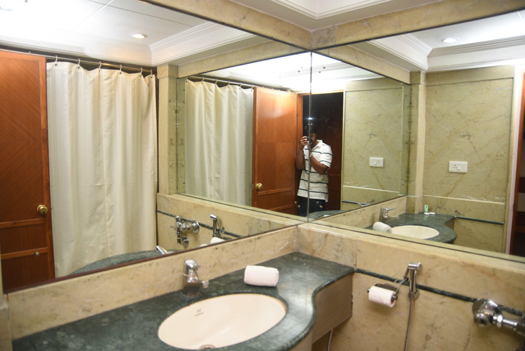 Bathroom 3, Hotel Maurya, Bangalore