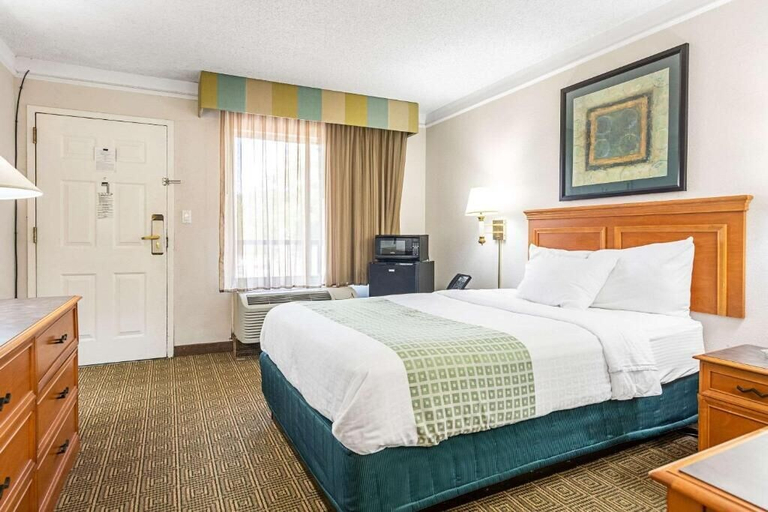 Bedroom 3, Rodeway Inn Huntsville West, Walker