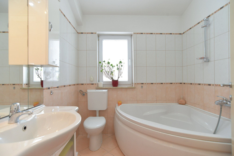 Bathroom 3, Apartment 1873, Pula