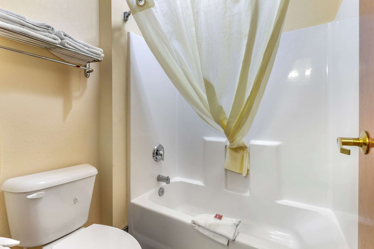 Bathroom 4, Econo Lodge Brunswick Travel Center, Glynn