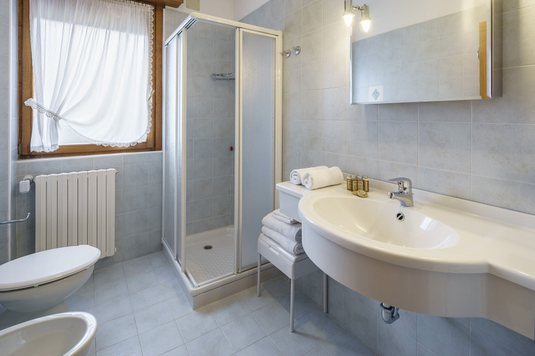 Bathroom, Hotel Roma, Belluno