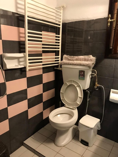 Bathroom 5, Oasis, Thessaly