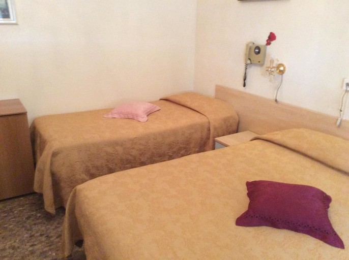 Bedroom 2, Albergo Solana, Savona