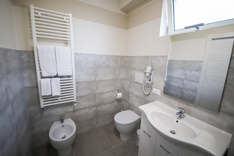 Bathroom 4, Home Hotel, Treviso