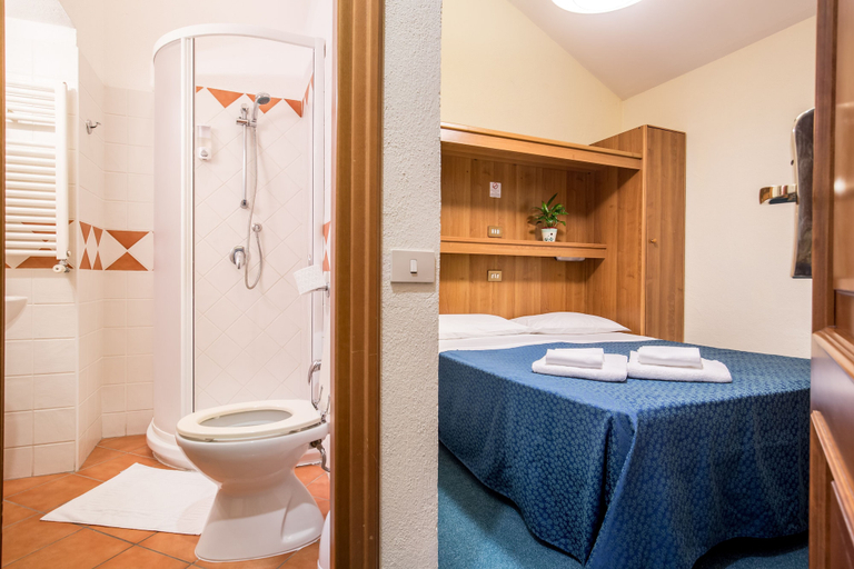 Bathroom 4, Hotel Trastevere, Rome