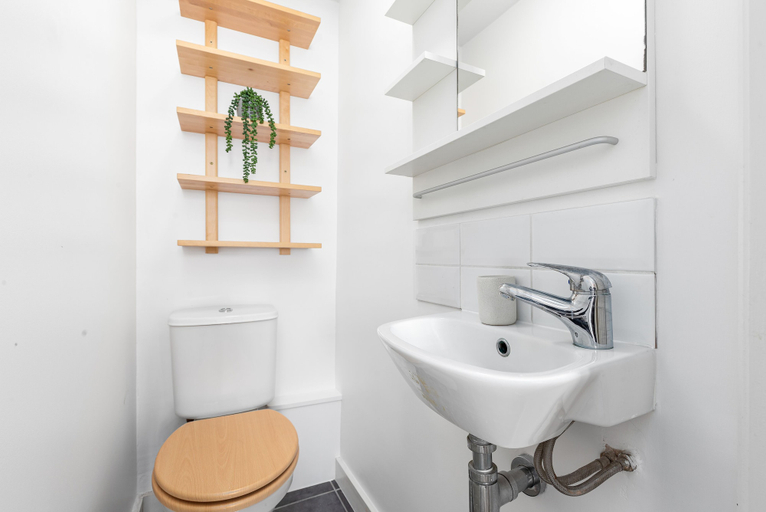 Bathroom 4, The Kensington Apartments, London